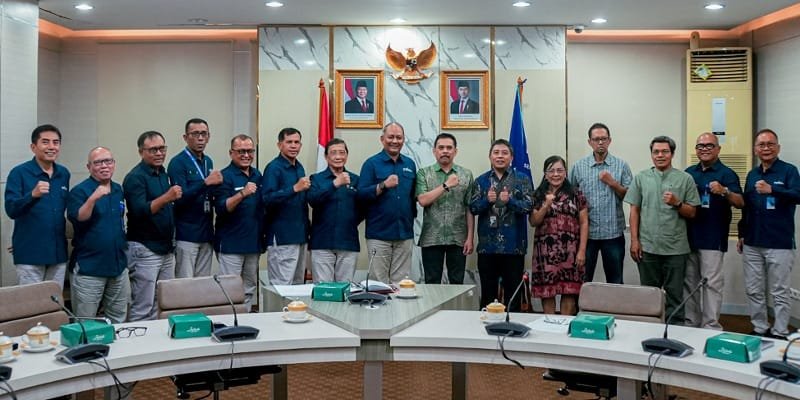 Foto: Jajaran Dewan Pers dan Lembaga Penyiaran Publik (LPP) Radio Republik Indonesia (RRI) berfoto bersama usai penyerahan Surat Keputusan (SK) lisensi penyelenggaraan Uji Kompetensi Wartawan (UKW) Siber di Kantor Pusat RRI, Jalan Medan Merdeka Barat, Jakarta Pusat.