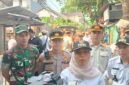 Foto: Camat Tanah Abang Dwiarti Indriani Utami didampingi unsur TNI, Polri, Satpol PP, dan jajaran Pemerintah Kecamatan Tanah Abang memberikan keterangan kepada awak media saat memimpin penertiban tujuh bangunan liar yang berdiri di atas saluran air di RT 09, Kelurahan Kampung Bali, Jakarta Pusat, Rabu (8/7/2026).