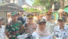 Foto: Camat Tanah Abang Dwiarti Indriani Utami didampingi unsur TNI, Polri, Satpol PP, dan jajaran Pemerintah Kecamatan Tanah Abang memberikan keterangan kepada awak media saat memimpin penertiban tujuh bangunan liar yang berdiri di atas saluran air di RT 09, Kelurahan Kampung Bali, Jakarta Pusat, Rabu (8/7/2026).