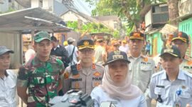 Foto: Camat Tanah Abang Dwiarti Indriani Utami didampingi unsur TNI, Polri, Satpol PP, dan jajaran Pemerintah Kecamatan Tanah Abang memberikan keterangan kepada awak media saat memimpin penertiban tujuh bangunan liar yang berdiri di atas saluran air di RT 09, Kelurahan Kampung Bali, Jakarta Pusat, Rabu (8/7/2026).