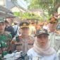Foto: Camat Tanah Abang Dwiarti Indriani Utami didampingi unsur TNI, Polri, Satpol PP, dan jajaran Pemerintah Kecamatan Tanah Abang memberikan keterangan kepada awak media saat memimpin penertiban tujuh bangunan liar yang berdiri di atas saluran air di RT 09, Kelurahan Kampung Bali, Jakarta Pusat, Rabu (8/7/2026).