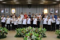 Foto: Wali Kota Administrasi Jakarta Selatan Syafrin Liputo berfoto bersama jajaran Pemerintah Kota Administrasi Jakarta Selatan dan para insan media usai menggelar silaturahmi serta dialog di Ruang Pola Blok B/C Lantai III, Kantor Wali Kota Jakarta Selatan, Rabu (8/7/2026).