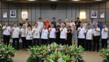 Foto: Wali Kota Administrasi Jakarta Selatan Syafrin Liputo berfoto bersama jajaran Pemerintah Kota Administrasi Jakarta Selatan dan para insan media usai menggelar silaturahmi serta dialog di Ruang Pola Blok B/C Lantai III, Kantor Wali Kota Jakarta Selatan, Rabu (8/7/2026).