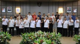 Foto: Wali Kota Administrasi Jakarta Selatan Syafrin Liputo berfoto bersama jajaran Pemerintah Kota Administrasi Jakarta Selatan dan para insan media usai menggelar silaturahmi serta dialog di Ruang Pola Blok B/C Lantai III, Kantor Wali Kota Jakarta Selatan, Rabu (8/7/2026).