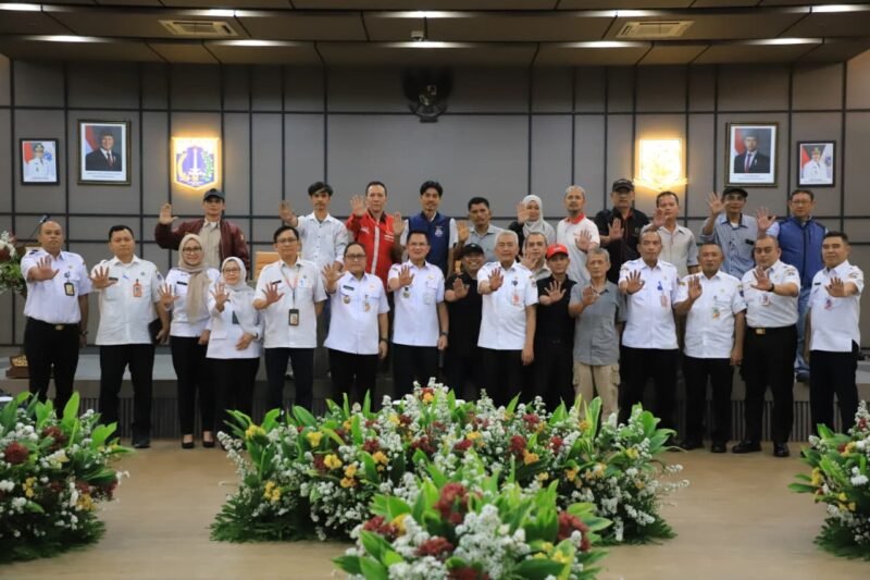 Foto: Wali Kota Administrasi Jakarta Selatan Syafrin Liputo berfoto bersama jajaran Pemerintah Kota Administrasi Jakarta Selatan dan para insan media usai menggelar silaturahmi serta dialog di Ruang Pola Blok B/C Lantai III, Kantor Wali Kota Jakarta Selatan, Rabu (8/7/2026).