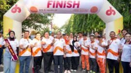 Foto: Wali Kota Administrasi Jakarta Pusat Arifin bersama Wakil Wali Kota Administrasi Jakarta Pusat Eric PZ Lumbun, Sekertaris Kota Administrasi Jakarta Pusat Denny Ramdani berfoto bersama jajaran ASN dan pegawai usai mengikuti Fun Walk Wali Kota Jakarta Pusat 2026, Minggu (12/7/2026).