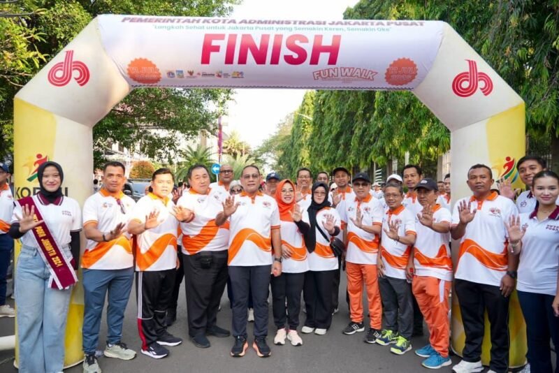 Foto: Wali Kota Administrasi Jakarta Pusat Arifin bersama Wakil Wali Kota Administrasi Jakarta Pusat Eric PZ Lumbun, Sekertaris Kota Administrasi Jakarta Pusat Denny Ramdani berfoto bersama jajaran ASN dan pegawai usai mengikuti Fun Walk Wali Kota Jakarta Pusat 2026, Minggu (12/7/2026).
