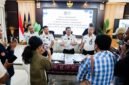 Kantor Imigrasi Kelas I TPI Kupang memeriksa 16 warga negara (WN) Uzbekistan yang ditemukan di Kabupaten Alor, Nusa Tenggara Timur (NTT), setelah diduga melakukan pelanggaran keimigrasian dan terindikasi hendak menuju Australia melalui jalur ilegal.