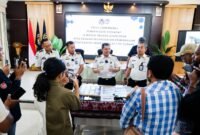 Kantor Imigrasi Kelas I TPI Kupang memeriksa 16 warga negara (WN) Uzbekistan yang ditemukan di Kabupaten Alor, Nusa Tenggara Timur (NTT), setelah diduga melakukan pelanggaran keimigrasian dan terindikasi hendak menuju Australia melalui jalur ilegal.