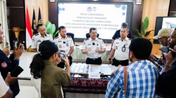 Kantor Imigrasi Kelas I TPI Kupang memeriksa 16 warga negara (WN) Uzbekistan yang ditemukan di Kabupaten Alor, Nusa Tenggara Timur (NTT), setelah diduga melakukan pelanggaran keimigrasian dan terindikasi hendak menuju Australia melalui jalur ilegal.