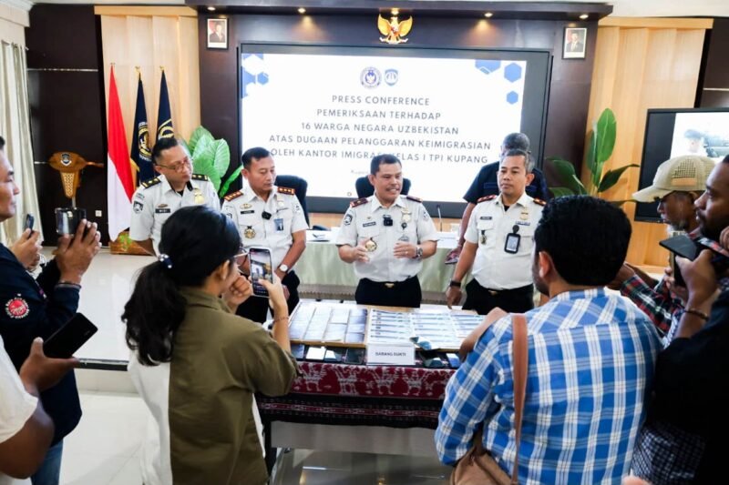 Kantor Imigrasi Kelas I TPI Kupang memeriksa 16 warga negara (WN) Uzbekistan yang ditemukan di Kabupaten Alor, Nusa Tenggara Timur (NTT), setelah diduga melakukan pelanggaran keimigrasian dan terindikasi hendak menuju Australia melalui jalur ilegal.