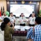 Kantor Imigrasi Kelas I TPI Kupang memeriksa 16 warga negara (WN) Uzbekistan yang ditemukan di Kabupaten Alor, Nusa Tenggara Timur (NTT), setelah diduga melakukan pelanggaran keimigrasian dan terindikasi hendak menuju Australia melalui jalur ilegal.
