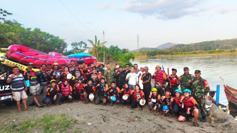 Foto: Ekspedisi Cicatih Elpala Tuntas, Puluhan Peserta Berhasil Taklukkan Arus Sungai hingga Pelabuhan Ratu.