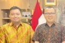 Foto: Silaturahmi Bahas Penguatan Investasi Berkeadilan. Dua tokoh berfoto bersama usai pertemuan yang membahas penguatan konsep Investasi Berkeadilan sebagai fondasi Ekonomi Pancasila. Diskusi tersebut merupakan bagian dari rangkaian program 4i (Investasi, Inovasi, Hilirisasi, dan Industrialisasi) yang diinisiasi Nusantara Centre untuk memperkuat kemandirian dan kedaulatan ekonomi nasional.