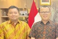 Foto: Silaturahmi Bahas Penguatan Investasi Berkeadilan. Dua tokoh berfoto bersama usai pertemuan yang membahas penguatan konsep Investasi Berkeadilan sebagai fondasi Ekonomi Pancasila. Diskusi tersebut merupakan bagian dari rangkaian program 4i (Investasi, Inovasi, Hilirisasi, dan Industrialisasi) yang diinisiasi Nusantara Centre untuk memperkuat kemandirian dan kedaulatan ekonomi nasional.