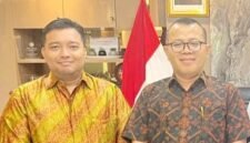 Foto: Silaturahmi Bahas Penguatan Investasi Berkeadilan. Dua tokoh berfoto bersama usai pertemuan yang membahas penguatan konsep Investasi Berkeadilan sebagai fondasi Ekonomi Pancasila. Diskusi tersebut merupakan bagian dari rangkaian program 4i (Investasi, Inovasi, Hilirisasi, dan Industrialisasi) yang diinisiasi Nusantara Centre untuk memperkuat kemandirian dan kedaulatan ekonomi nasional.
