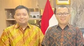 Foto: Silaturahmi Bahas Penguatan Investasi Berkeadilan. Dua tokoh berfoto bersama usai pertemuan yang membahas penguatan konsep Investasi Berkeadilan sebagai fondasi Ekonomi Pancasila. Diskusi tersebut merupakan bagian dari rangkaian program 4i (Investasi, Inovasi, Hilirisasi, dan Industrialisasi) yang diinisiasi Nusantara Centre untuk memperkuat kemandirian dan kedaulatan ekonomi nasional.