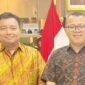 Foto: Silaturahmi Bahas Penguatan Investasi Berkeadilan. Dua tokoh berfoto bersama usai pertemuan yang membahas penguatan konsep Investasi Berkeadilan sebagai fondasi Ekonomi Pancasila. Diskusi tersebut merupakan bagian dari rangkaian program 4i (Investasi, Inovasi, Hilirisasi, dan Industrialisasi) yang diinisiasi Nusantara Centre untuk memperkuat kemandirian dan kedaulatan ekonomi nasional.