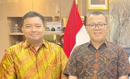 Foto: Silaturahmi Bahas Penguatan Investasi Berkeadilan. Dua tokoh berfoto bersama usai pertemuan yang membahas penguatan konsep Investasi Berkeadilan sebagai fondasi Ekonomi Pancasila. Diskusi tersebut merupakan bagian dari rangkaian program 4i (Investasi, Inovasi, Hilirisasi, dan Industrialisasi) yang diinisiasi Nusantara Centre untuk memperkuat kemandirian dan kedaulatan ekonomi nasional.
