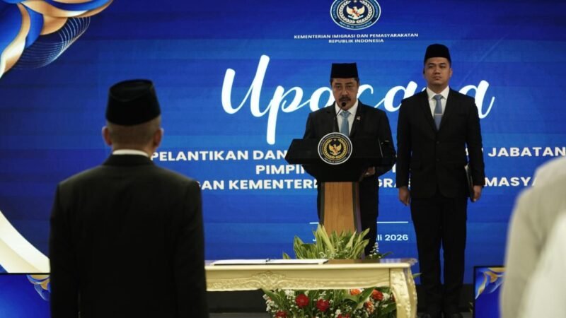 Menteri Imigrasi dan Pemasyarakatan Agus Andrianto melantik Rudi Setiawan sebagai Inspektur Jenderal (Irjen) Kementerian Imigrasi dan Pemasyarakatan (Kemenimipas) di Aula Jusuf Adiwinata, Gedung Kemenimipas, Jakarta, Kamis (16/7).