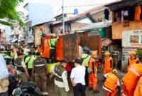 Pemerintah Kota Administrasi Jakarta Pusat mulai mengembalikan fungsi jalur hijau di kawasan Jati Pinggir, Kelurahan Petamburan, Kecamatan Tanah Abang, melalui pembongkaran bangunan nonhunian yang berdiri di sempadan Sungai Banjir Kanal Barat (BKB), Rabu (22/7/2026)
