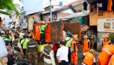 Pemerintah Kota Administrasi Jakarta Pusat mulai mengembalikan fungsi jalur hijau di kawasan Jati Pinggir, Kelurahan Petamburan, Kecamatan Tanah Abang, melalui pembongkaran bangunan nonhunian yang berdiri di sempadan Sungai Banjir Kanal Barat (BKB), Rabu (22/7/2026)