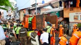 Pemerintah Kota Administrasi Jakarta Pusat mulai mengembalikan fungsi jalur hijau di kawasan Jati Pinggir, Kelurahan Petamburan, Kecamatan Tanah Abang, melalui pembongkaran bangunan nonhunian yang berdiri di sempadan Sungai Banjir Kanal Barat (BKB), Rabu (22/7/2026)