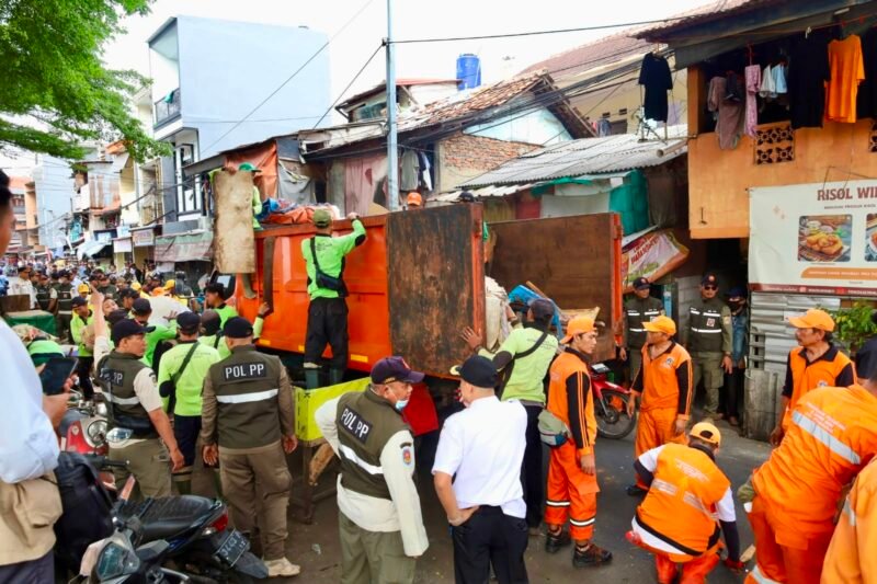 Pemerintah Kota Administrasi Jakarta Pusat mulai mengembalikan fungsi jalur hijau di kawasan Jati Pinggir, Kelurahan Petamburan, Kecamatan Tanah Abang, melalui pembongkaran bangunan nonhunian yang berdiri di sempadan Sungai Banjir Kanal Barat (BKB), Rabu (22/7/2026)