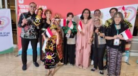 Foto: Sejumlah delegasi Indonesia yang dipimpin Board Member Indonesia, Niniek L. Karim, bersama praktisi penyiaran Liza Maria serta peserta anak berfoto bersama usai mengikuti rangkaian Southeast Asia Video Festival for Children (SEAVFC). Pada peringatan Hari Anak Indonesia 2026.