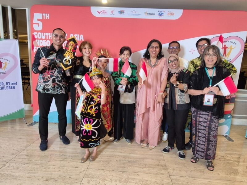 Foto: Sejumlah delegasi Indonesia yang dipimpin Board Member Indonesia, Niniek L. Karim, bersama praktisi penyiaran Liza Maria serta peserta anak berfoto bersama usai mengikuti rangkaian Southeast Asia Video Festival for Children (SEAVFC). Pada peringatan Hari Anak Indonesia 2026.