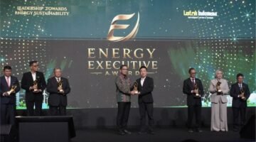 Foto: Executive Director PT CCEPC Environment Protection and Energy Comprehensive Utilization Indonesia (CCEPC Indonesia), Gao Hai (tengah kanan), menerima Energy Executive Award 2026.