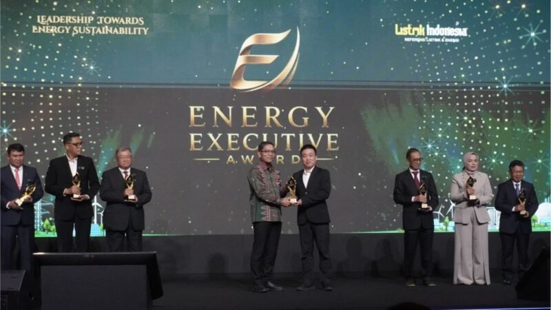 Foto: Executive Director PT CCEPC Environment Protection and Energy Comprehensive Utilization Indonesia (CCEPC Indonesia), Gao Hai (tengah kanan), menerima Energy Executive Award 2026.