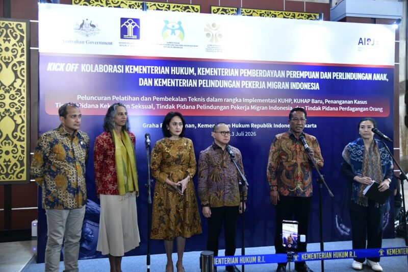 Kementerian Hukum (Kemenkum) meluncurkan pelatihan terpadu bagi aparatur penegak hukum (APH), petugas penanganan perkara, pemberi bantuan hukum, hingga paralegal untuk memperkuat implementasi Kitab Undang-Undang Hukum Pidana (KUHP) dan Kitab Undang-Undang Hukum Acara Pidana (KUHAP) yang baru, khususnya dalam penanganan perkara yang melibatkan kelompok rentan.