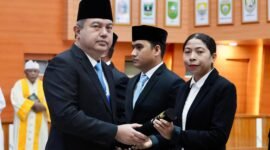 Sekretaris Jenderal (Sekjen) Kementerian Dalam Negeri (Kemendagri) Tomsi Tohir meminta aparatur sipil negara (ASN), terutama pejabat administrator, pengawas, dan fungsional yang baru dilantik, untuk meninggalkan pola kerja yang hanya mengulang rutinitas.
