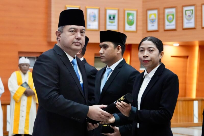 Sekretaris Jenderal (Sekjen) Kementerian Dalam Negeri (Kemendagri) Tomsi Tohir meminta aparatur sipil negara (ASN), terutama pejabat administrator, pengawas, dan fungsional yang baru dilantik, untuk meninggalkan pola kerja yang hanya mengulang rutinitas.