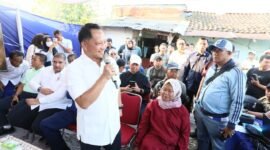 Menteri Dalam Negeri (Mendagri) Muhammad Tito Karnavian meninjau pelaksanaan Program Bantuan Stimulan Perumahan Swadaya (BSPS) di Desa Cilampeni, Kecamatan Ketapang,