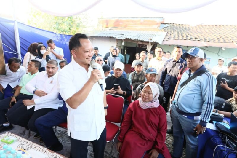 Menteri Dalam Negeri (Mendagri) Muhammad Tito Karnavian meninjau pelaksanaan Program Bantuan Stimulan Perumahan Swadaya (BSPS) di Desa Cilampeni, Kecamatan Ketapang,