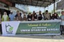 Foto: Ketua Dewan UMKM Sergai Budi, SE bersama pengurus, tokoh masyarakat, tokoh agama, dan puluhan anak yatim berfoto bersama usai peresmian Gerai UMKM Syariah Sergai di Jalan Negara Km 59, Desa Firdaus, Kabupaten Serdang Bedagai, Jumat (24/7/2026).
