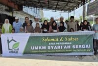 Foto: Ketua Dewan UMKM Sergai Budi, SE bersama pengurus, tokoh masyarakat, tokoh agama, dan puluhan anak yatim berfoto bersama usai peresmian Gerai UMKM Syariah Sergai di Jalan Negara Km 59, Desa Firdaus, Kabupaten Serdang Bedagai, Jumat (24/7/2026).