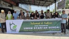 Foto: Ketua Dewan UMKM Sergai Budi, SE bersama pengurus, tokoh masyarakat, tokoh agama, dan puluhan anak yatim berfoto bersama usai peresmian Gerai UMKM Syariah Sergai di Jalan Negara Km 59, Desa Firdaus, Kabupaten Serdang Bedagai, Jumat (24/7/2026).