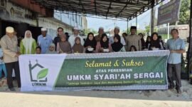 Foto: Ketua Dewan UMKM Sergai Budi, SE bersama pengurus, tokoh masyarakat, tokoh agama, dan puluhan anak yatim berfoto bersama usai peresmian Gerai UMKM Syariah Sergai di Jalan Negara Km 59, Desa Firdaus, Kabupaten Serdang Bedagai, Jumat (24/7/2026).