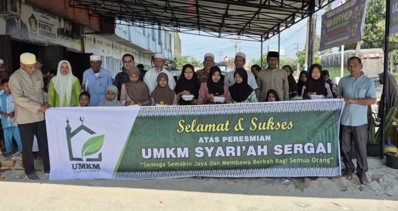 Foto: Ketua Dewan UMKM Sergai Budi, SE bersama pengurus, tokoh masyarakat, tokoh agama, dan puluhan anak yatim berfoto bersama usai peresmian Gerai UMKM Syariah Sergai di Jalan Negara Km 59, Desa Firdaus, Kabupaten Serdang Bedagai, Jumat (24/7/2026).