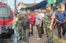 Foto: Petugas gabungan meninjau lokasi kebakaran rumah di Jalan Pangeran TB Angke, Gang Masjid 1, RT 01/RW 05, Kelurahan Angke, Kecamatan Tambora, Jakarta Barat, Sabtu (25/7/2026).