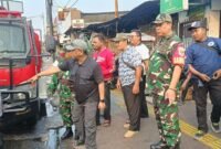 Foto: Petugas gabungan meninjau lokasi kebakaran rumah di Jalan Pangeran TB Angke, Gang Masjid 1, RT 01/RW 05, Kelurahan Angke, Kecamatan Tambora, Jakarta Barat, Sabtu (25/7/2026).