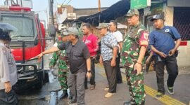 Foto: Petugas gabungan meninjau lokasi kebakaran rumah di Jalan Pangeran TB Angke, Gang Masjid 1, RT 01/RW 05, Kelurahan Angke, Kecamatan Tambora, Jakarta Barat, Sabtu (25/7/2026).