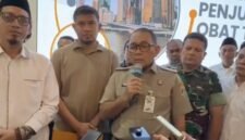 Foto: Wali Kota Jakarta Pusat Arifin memberikan keterangan kepada awak media usai memimpin rapat koordinasi lintas sektor terkait penanganan peredaran obat-obatan terlarang, khususnya tramadol, di kawasan Tanah Abang, Selasa (28/7/2026).
