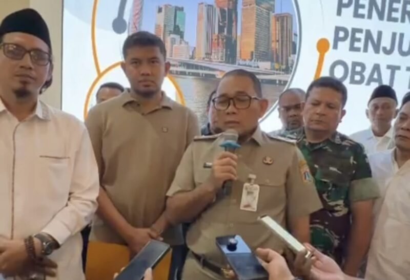 Foto: Wali Kota Jakarta Pusat Arifin memberikan keterangan kepada awak media usai memimpin rapat koordinasi lintas sektor terkait penanganan peredaran obat-obatan terlarang, khususnya tramadol, di kawasan Tanah Abang, Selasa (28/7/2026).