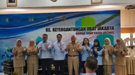 Foto: Direktur Utama RSKO Jakarta, dr. Yuwanda Nova, berfoto bersama narasumber dan peserta usai Forum Konsultasi Publik (FKP) di RSKO Jakarta, Kamis (30/7/2026).