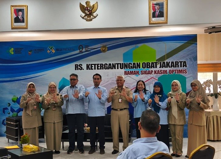 Foto: Direktur Utama RSKO Jakarta, dr. Yuwanda Nova, berfoto bersama narasumber dan peserta usai Forum Konsultasi Publik (FKP) di RSKO Jakarta, Kamis (30/7/2026).