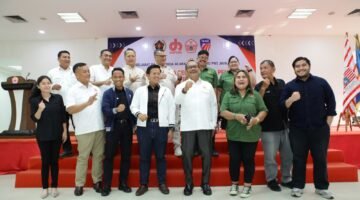 Foto: Kepala Dinas Pemuda dan Olahraga (Dispora) DKI Jakarta Andri Yansyah, Ketua Umum KONI DKI Jakarta Prof. Hidayat Humaid, Ketua Umum Pengprov IKASI DKI Jakarta H. Ghozi Zulazmi, S.IP., bersama pengurus SIWO PWI Jaya.